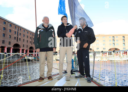 Sir Robin Knox-Johnston neben Garmin Mattias Daldborg und Boot Skipper Gaëtans Thomas während der taufzeremonie für Garmin an den Albert Docks, Liverpool vor diesem Sonntag Start der Clipper Segelregatta rund um die Welt. PRESS ASSOCIATION Foto. Bild Datum: Freitag, August 18, 2017. Photo Credit: Tim Goode/PA-Kabel Stockfoto