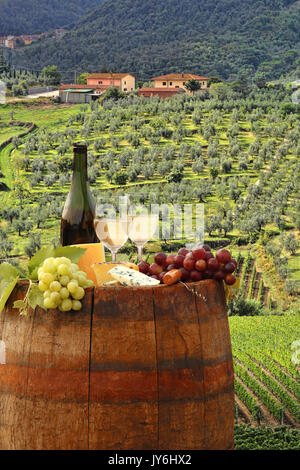 Weißwein mit Faß auf berühmten Weinberg im Chianti, Toskana, Italien Stockfoto