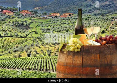 Weißwein mit Faß auf berühmten Weinberg im Chianti, Toskana, Italien Stockfoto