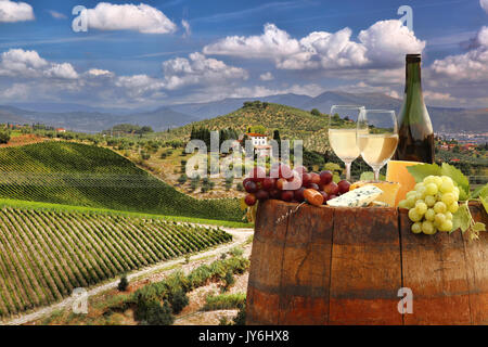 Weißwein mit Faß auf berühmten Weinberg im Chianti, Toskana, Italien Stockfoto