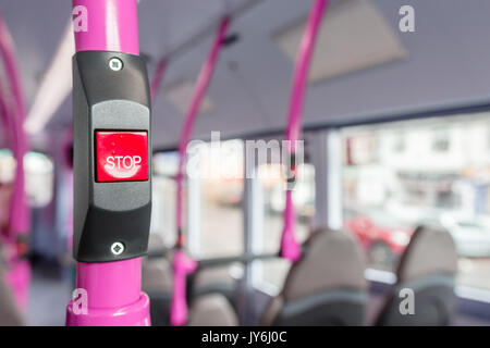 Bus-Taster mit leeren Bus im Hintergrund Stockfoto