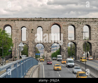 Istanbul, Türkei - 21 April, 2017: Valens Aquädukt einen römischen Aquädukt, das war das große Wasser die System des östlichen römischen Hauptstadt Constan Stockfoto