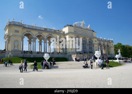 Wien, ÖSTERREICH - Apr 29th, 2017: Der Gloriette beherbergt ein Café und eine Aussichtsplattform mit Panoramablick auf das Schloss Schönbrunn und seine Gärten, klarer Himmel mit einigen Wolken im Hintergrund Stockfoto