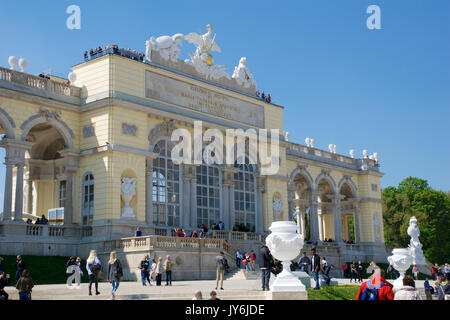 Wien, ÖSTERREICH - Apr 29th, 2017: Der Gloriette beherbergt ein Café und eine Aussichtsplattform mit Panoramablick auf das Schloss Schönbrunn und seine Gärten, klarer Himmel mit einigen Wolken im Hintergrund Stockfoto