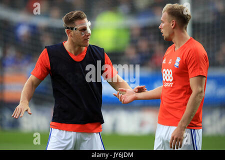 Birmingham City Michael Morrison (links) trägt ein Protective Face Mark spricht mit Teamkollege Marc Roberts vor dem Sky Bet Championship match bei der Pirelli Stadium, Burton. Stockfoto