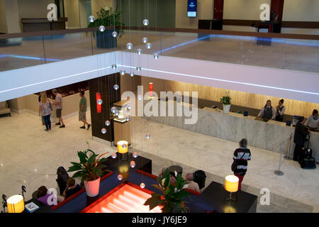 MAINZ, DEUTSCHLAND - May 8th, 2017: Moderne Einrichtung der Lobby des Hilton Mainz Hotel mit Menschen in der Schlange Stockfoto
