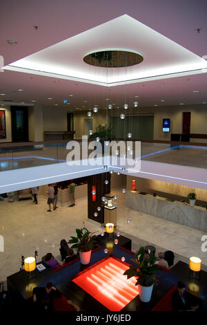 MAINZ, DEUTSCHLAND - May 8th, 2017: Moderne Einrichtung der Lobby des Hilton Mainz Hotel mit Menschen in der Schlange Stockfoto