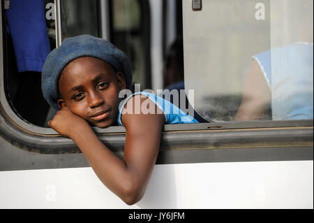 SIERRA LEONE, Kent, Schule Mädchen in der blauen Uniform in den öffentlichen Bus/SIERRA LEONE, Kent, Maedchen in einem Bus Stockfoto