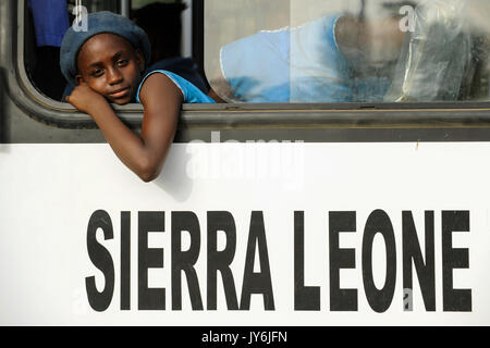 SIERRA LEONE, Kent, Schule Mädchen in der blauen Uniform in den öffentlichen Bus/SIERRA LEONE, Kent, Maedchen in einem Bus Stockfoto