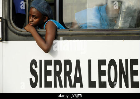 SIERRA LEONE, Kent, Schule Mädchen in der blauen Uniform in den öffentlichen Bus/SIERRA LEONE, Kent, Maedchen in einem Bus Stockfoto