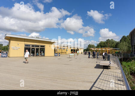 Blick über die Promenade, die das Einkaufszentrum an Rushden Seen verbindet zum Naturschutzgebiet, Northamptonshire, Großbritannien Stockfoto