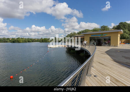 Blick über den See an Rushden Seen Shopping Center, einem Komplex mit einem Naturschutzgebiet befestigt Stockfoto