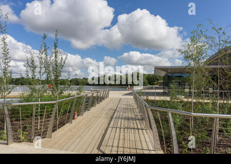 Holzsteg an Rushden Seen Einkaufszentrum mit entfernten Blick auf das angrenzende Naturschutzgebiet, Northamptonshire, England, Großbritannien Stockfoto