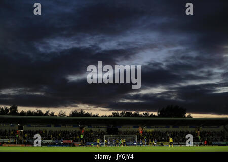 Wolken im Himmel, wie die Sonne hinter den Boden während der Sky Bet Championship match bei der Pirelli Stadium, Burton. Stockfoto