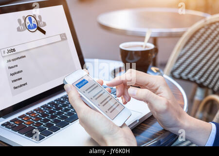 Geschäftsfrau im Cafe auf der Suche nach Job- und Karrierechancen online mit Smartphone und Laptop Computer und senden für Anwendung fortsetzen, HR con Stockfoto