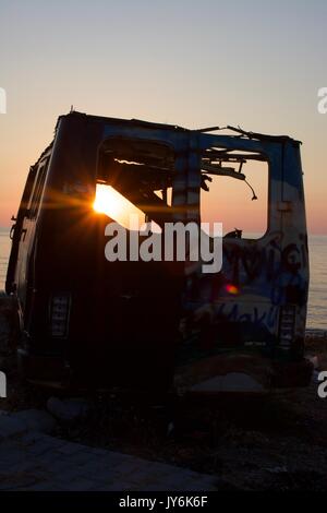 Graffiti Camper Sonnenuntergang Ansicht Nordzypern Stockfoto