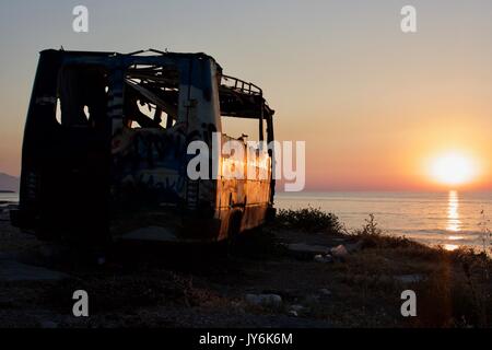 Graffiti Camper Sonnenuntergang Ansicht Nordzypern Stockfoto