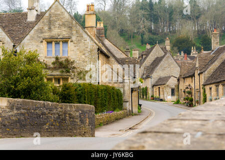 Typische urige Hütten des Dorfes von Castle Combe in den Cotswolds Stockfoto