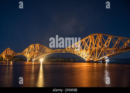 Nacht Blick auf die Forth Rail Bridge, Edinburgh. Die Brücke, die verbindet die schottischen Städte des Nordens und des Südens Queens Fähre Stockfoto