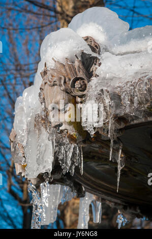 Im Winter, Detail von einem Brunnen bedeckt mit Eis. Stockfoto