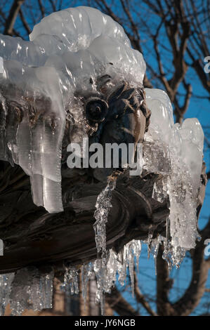 Im Winter, Detail von einem Brunnen bedeckt mit Eis. Stockfoto