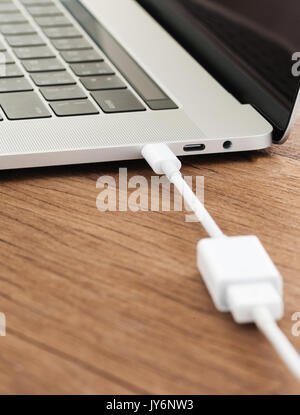 Usb-c-Kabel Typ Verbindung mit Laptop Stockfoto