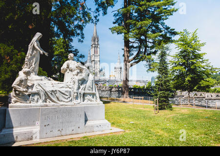 Lourdes, Frankreich, 22. Juni 2017 - Detail der Architektur der Basilika des Heiligtums von Lourdes, Frankreich Stockfoto