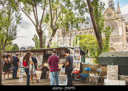 PARIS, Frankreich, 11. Juli 2017: Traditionelle Bouquiniste stand am Rande der Seine vor der Kathedrale Notre-Dame. Die bouquinistes verkaufen verwenden Stockfoto