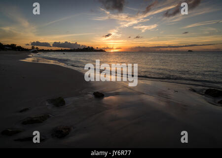 Dieses Bild wurde an der Dickenson Bay auf der Insel Antigua genommen. Die Bucht befindet sich an der nordwestlichen Küste der Insel und ist einer der beliebtesten Strände der Insel. Es gibt mehrere Orte entlang dem Strand. Diese besondere Lage direkt vor einer der Villen am Strand. Stockfoto