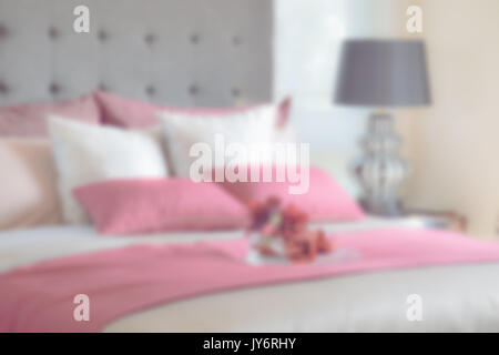 Blur Bild der roten Bett und Kissen, modernes Schlafzimmer Stockfoto