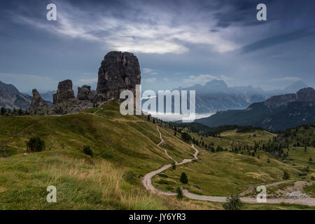 Nuvolau Gruppe, Cortina d'Ampezzo, Venetien, Italien. 5 Torri Gruppe in der Morgendämmerung. Stockfoto