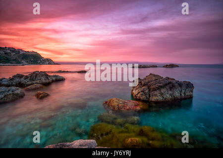 Capo Vaticano, das Tyrrhenische Meer, Tyrrhenische Küste, Kalabrien, Italien. Rosa Morgendämmerung am Capo Vaticano, Santa Maria Resort. Stockfoto