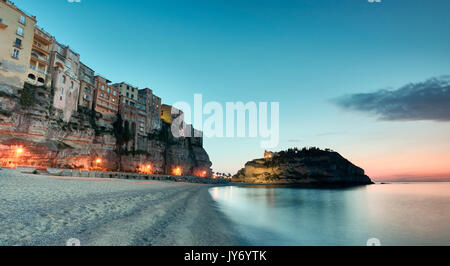 Tropea, Kalabrien, Italien. Die berühmten Isola di Tropea nach dem Sonnenuntergang Stockfoto