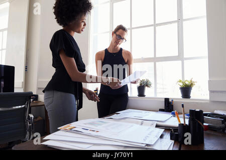 Zwei junge Unternehmerinnen stehen zusammen die Arbeit in einem Büro Stockfoto