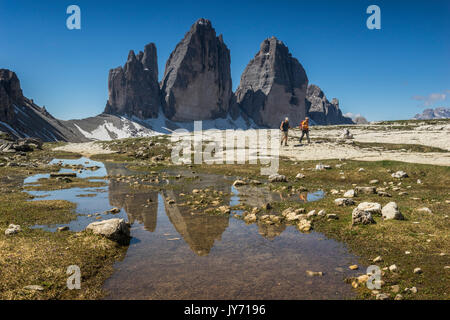 Tre Cime di Lavaredo, Drei Zinner, Drei Zinnen von Lavaredo, Sextner Dolomiten, Trentino Alto Adige, Italien. Wanderer zu Fuß auf den Weg. Stockfoto