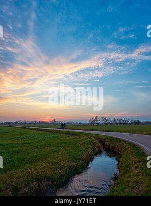 Po-ebene, Lacchiarella, Lombardei. Eine Gruppe von Menschen durch die Landschaft läuft Stockfoto