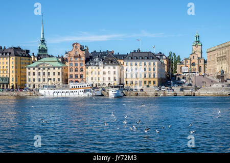 Blick auf die historische Altstadt von Skeppsholmen Brücke in Stockholm. Die Hauptstadt von Schweden ist auf 17 Inseln gebaut. Stockfoto