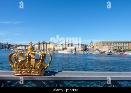 Blick auf die historische Altstadt von Stockholm von Skeppsholmen Brücke mit ihrer königlichen Krone. Die Hauptstadt von Schweden ist auf 17 Inseln gebaut. Stockfoto