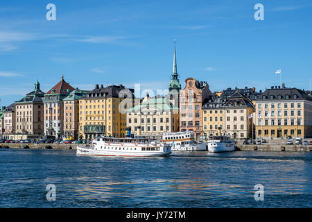 Blick auf die historische Altstadt von Skeppsholmen Brücke in Stockholm. Die Hauptstadt von Schweden ist auf 17 Inseln gebaut. Stockfoto