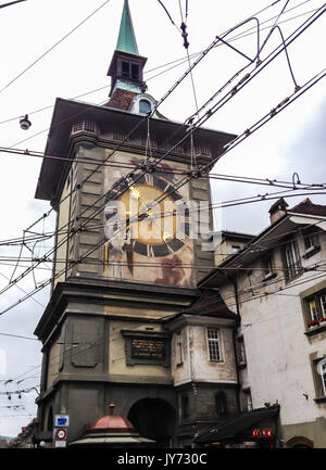 Sicht der öffentlichen Oberleitung der Straßenbahn linien vor der berühmten mittelalterlichen Zytglogge Astronomical Clock Tower mitten in der Altstadt von Bern, Switzerl Stockfoto