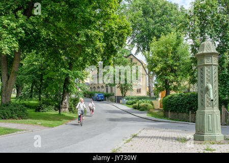 Biker bei Djurgården in Stockholm. Djurgården ist ein Naherholungsgebiet mit historischen Gebäuden, Denkmälern, Vergnügungspark und Open-air Museum. Stockfoto