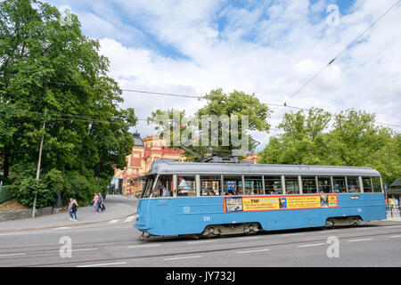 Blaue Straßenbahnen Djurgården in Stockholm, Schweden. Djurgården ist ein historisches Naherholungsgebiet. Stockfoto