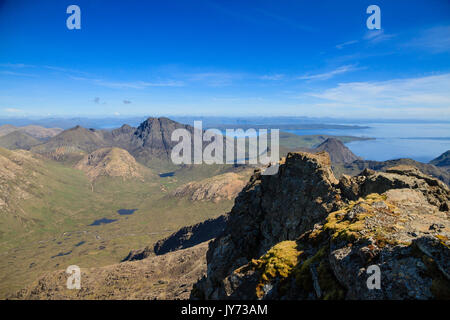 Die Ansicht beim Wandern bis Sgurr nan Gillean in die cullin Ridge in der Nähe von Sligachan auf die Isle of Skye Stockfoto