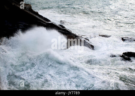 Schöne Meer und Zugang Treppe in das Dock in der Bucht von San Sebasian, Spanien Stockfoto