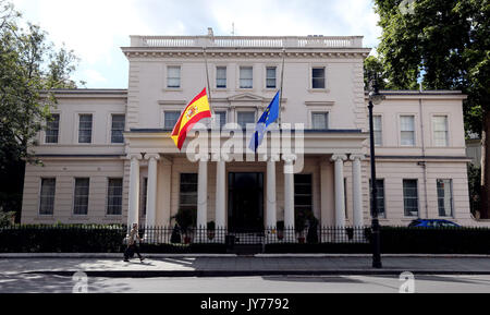 Fahnen wehen auf Halbmast außerhalb der Spanischen Botschaft in London nach der gestrigen Angriffe im Land in Cambrils und Barcelona. Stockfoto