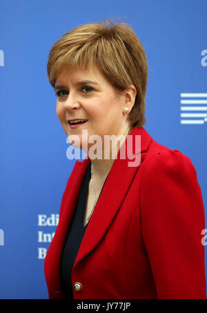 Erster Minister Nicola Sturgeon nimmt Teil an einem Foto an der Edinburgh International Book Festival vor ihrem Auftritt im Leben unter Kontrolle. Stockfoto