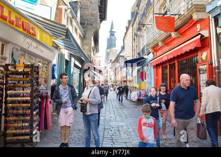Frankreich Dinan, Bretagne - Menschen Einkaufen in der mittelalterlichen Altstadt oder ummauerte Stadt, Dinan, Cotes d'Armor, Bretagne Frankreich Europa Stockfoto