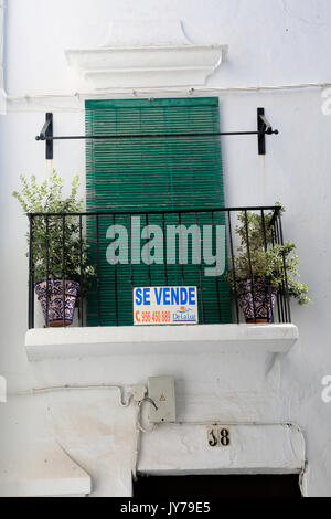 Zu Verkaufen - Schild am Haus in Vejer de la Frontera, Provinz Cadiz, Spanien Stockfoto