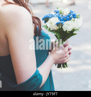 Hochzeit Brautjungfer Holding floralen Bouquet Stockfoto