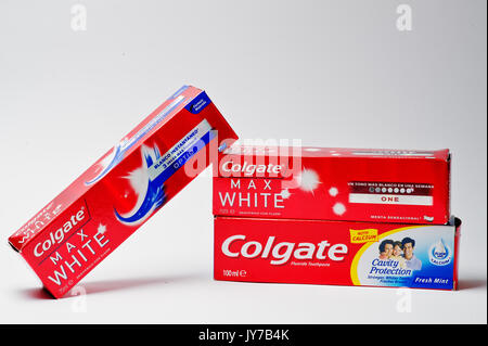 Hai, der Ukraine - 10. August 2017: Nahaufnahme von Colgate Zahnpasta in der Verpackung auf den weißen Hintergrund. Stockfoto
